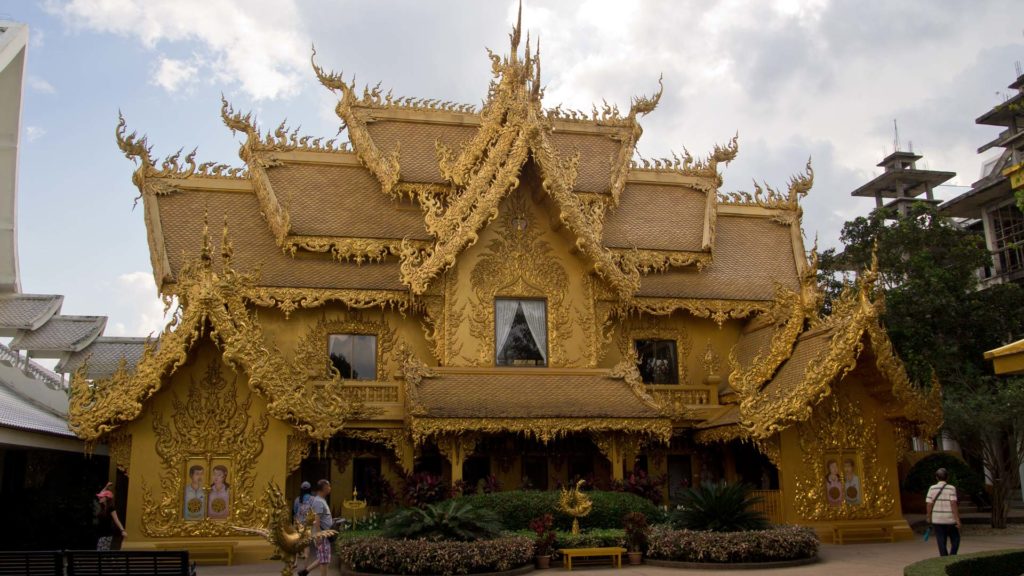 Die goldene Toilette im weißen Tempel von Chiang Rai