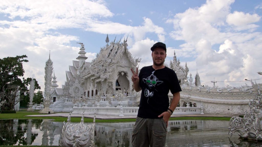 Tobi und der weiße Tempel in Chiang Rai