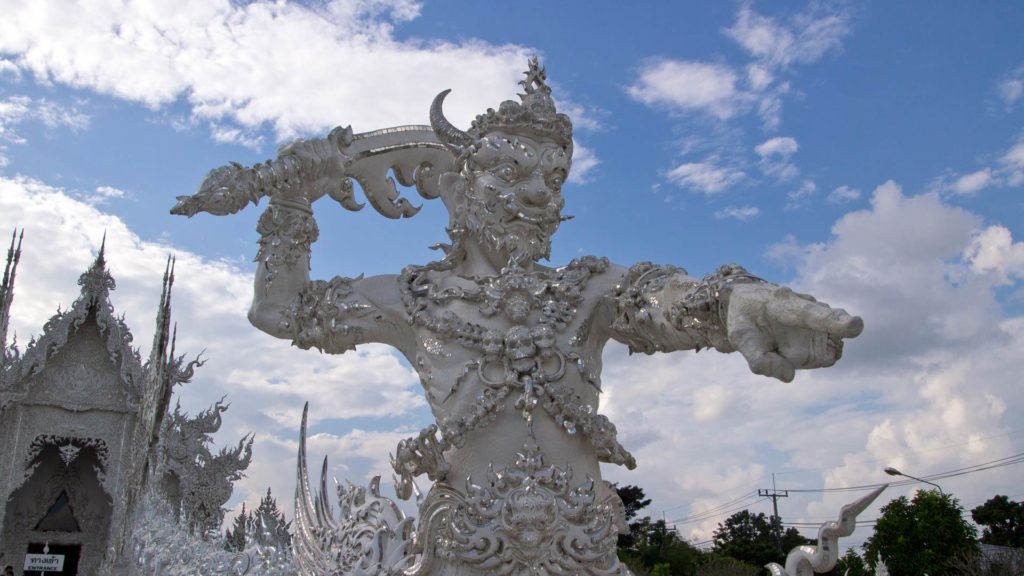 Eine der Statuen auf dem Weg in den weißen Tempel von Chiang Rai