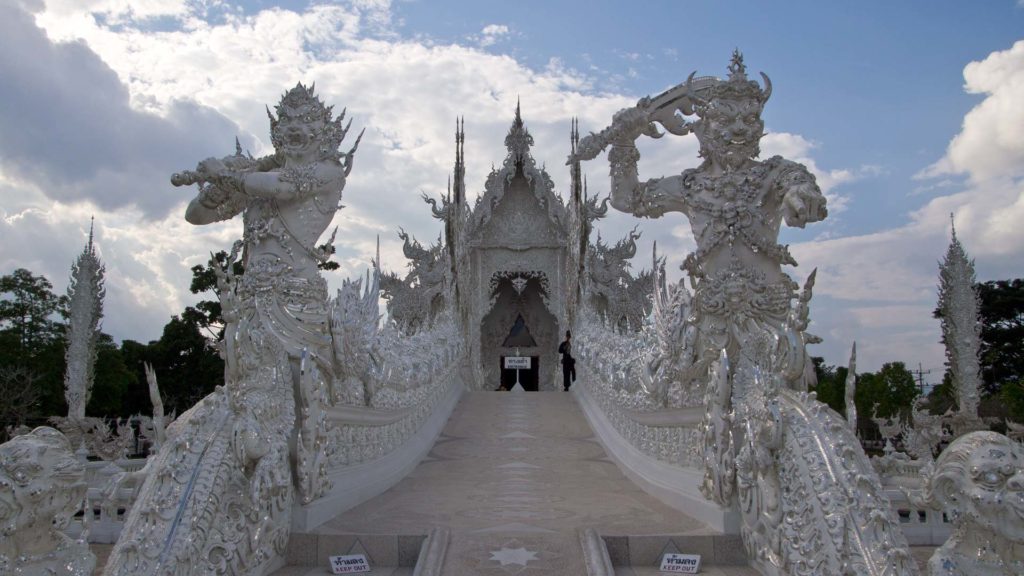 Die Brücke von der Hölle in den Himmel im Wat Rong Khun von Chiang Rai