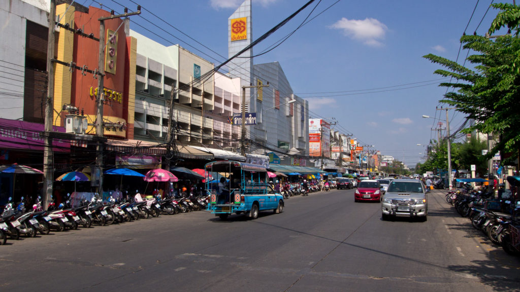 Khon Kaen im Nordosten von Thailand - ein ganz normaler Straßenzug