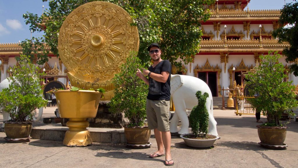 Tobi vor dem Wat Nong Waeng in Khon Kaen