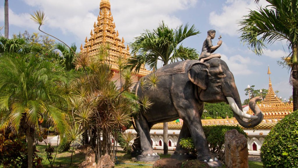 Schöne Elefantenstatue im Wat Nong Waeng