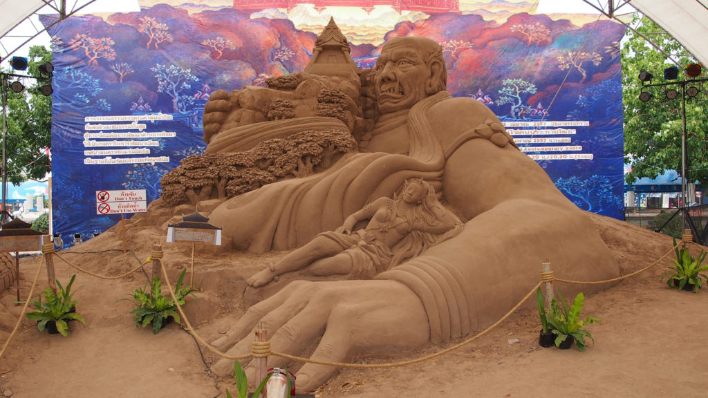 Eine Ausstellung mit Sandskulpturen in Khon Kaen