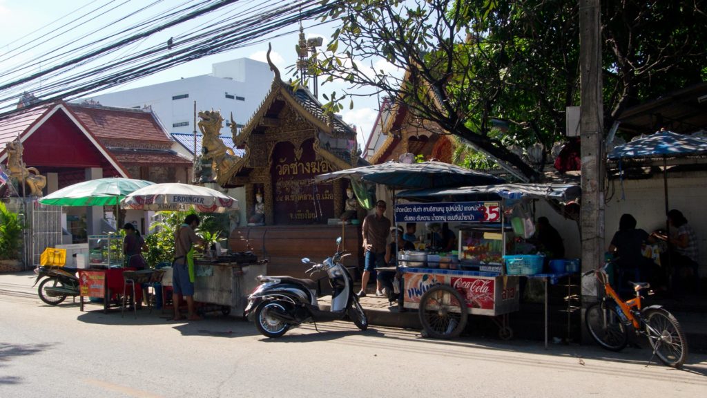 Garküchen am Straßenrand in Chiang Mai