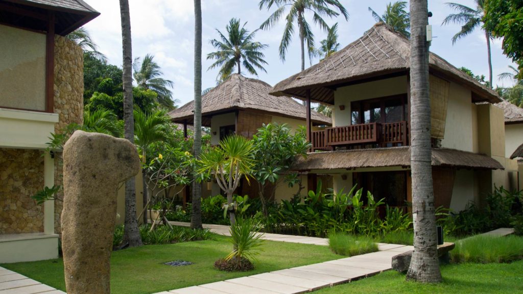 Garden and the Qozy Rooms with a garden view at Qunci Villas hotel in Lombok