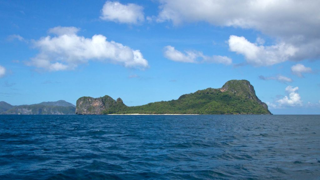 Ausblick vom Boot auf Helicopter Island in El Nido