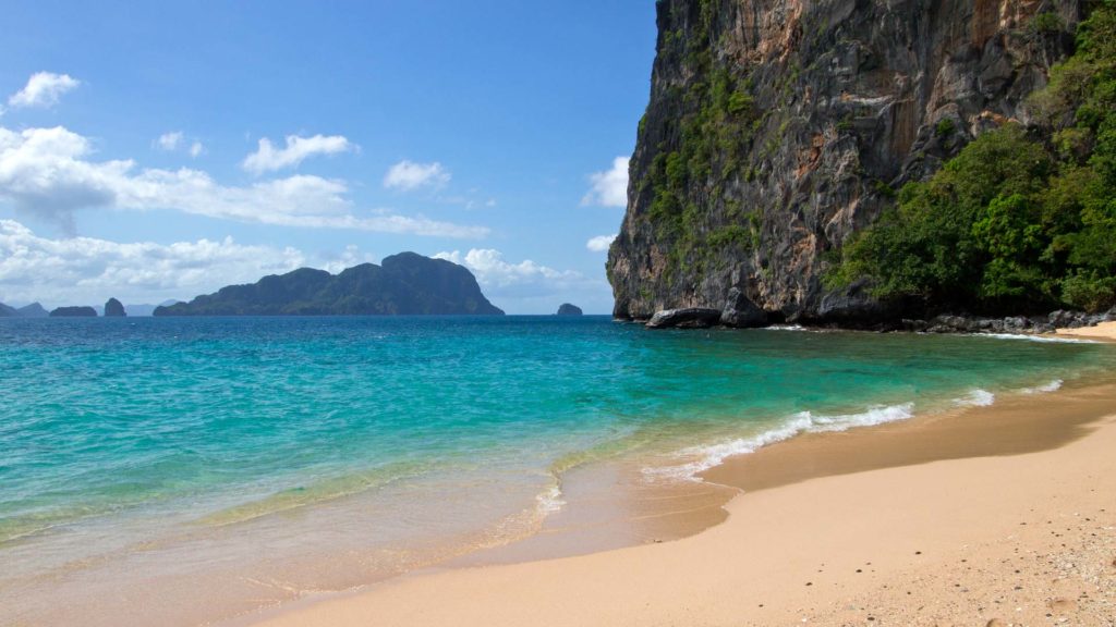 Der Strand von Helicopter Island mit klarem, türkisfarbenem Wasser