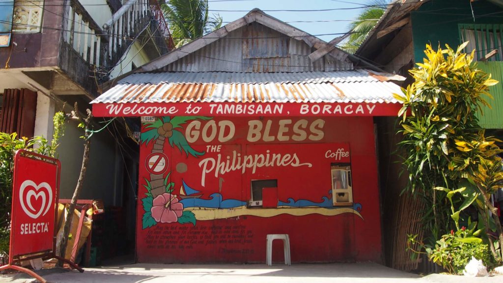 Kleine Hütte am Tambisaan Beach mit 'God bless the Philippines' Aufschrift