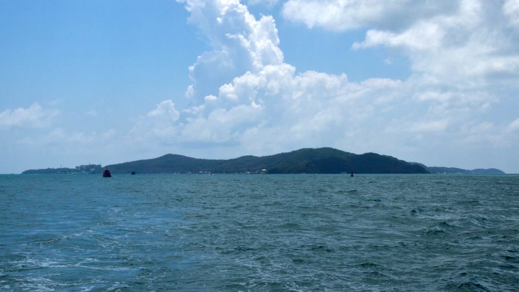 Ausblick von der Fähre auf Koh Samet in der Ferne