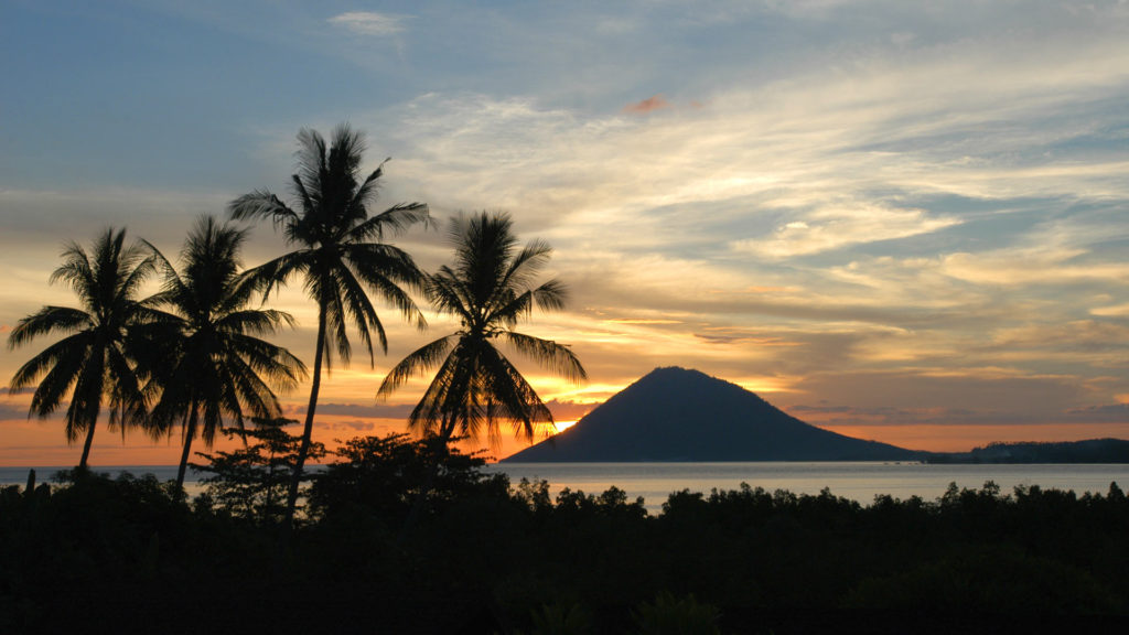 Sonnenuntergang auf Bunaken mit Blick auf Manado Tua