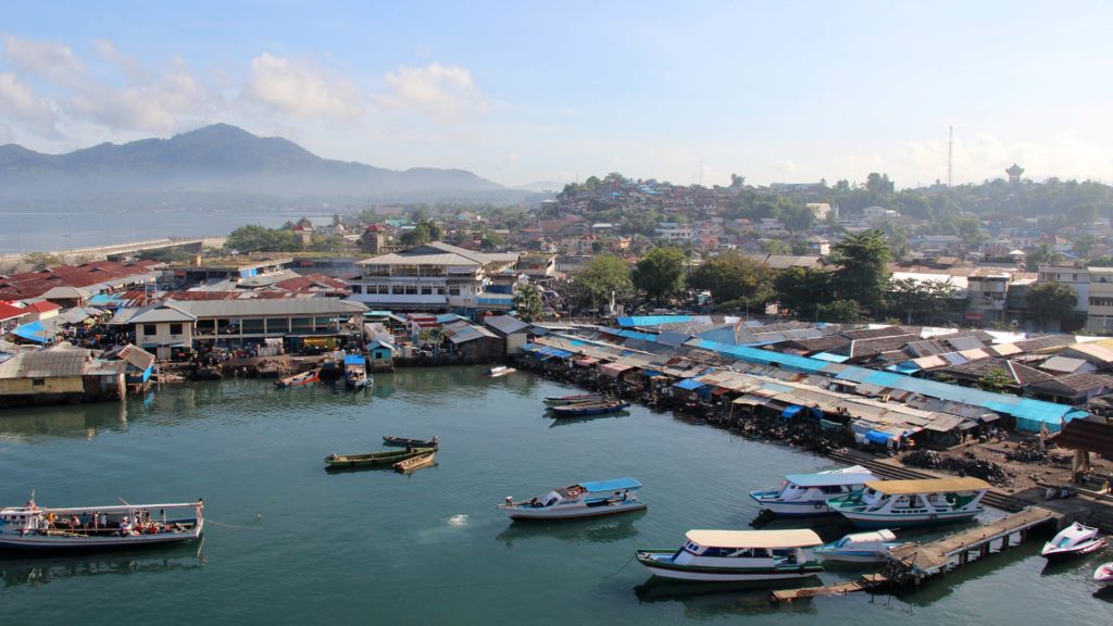 Hafen in der Stadt Manado auf Sulawesi, Indonesien