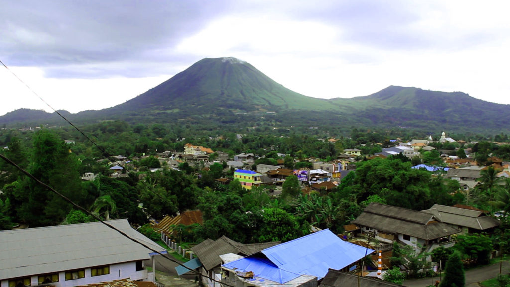 Der Vulkan Gunung Lokon bei Tomohon, Sulawesi