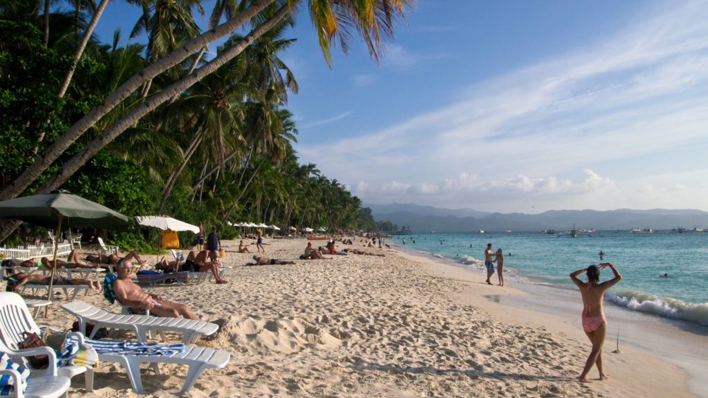 Strandabschnitt des White Beaches an der Shantal's Resto Bar