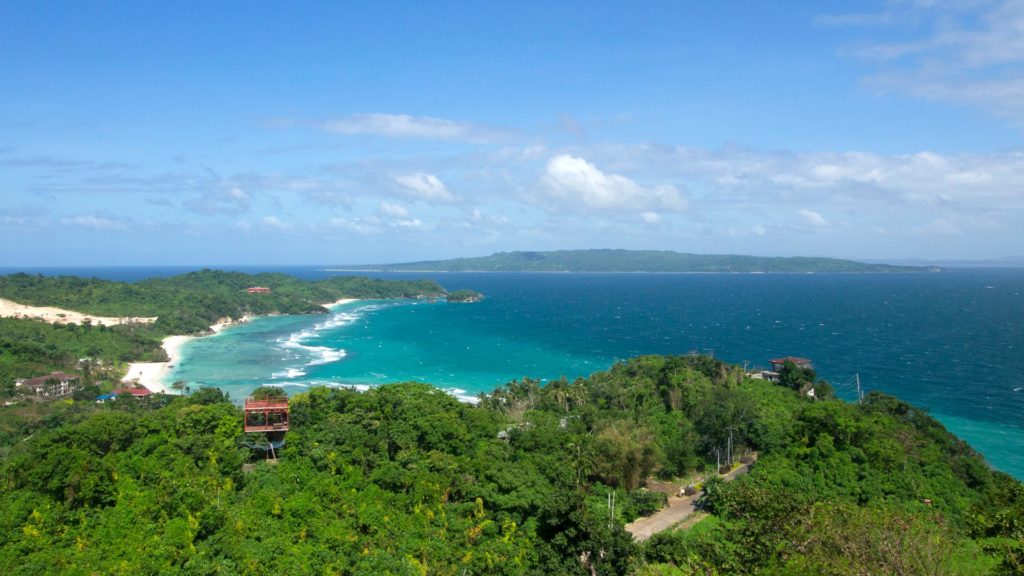 Aussicht vom Mount Luho Richtung Norden auf Lapuz Lapuz Beach, Ilig-Iligan Beach und Carabao Island