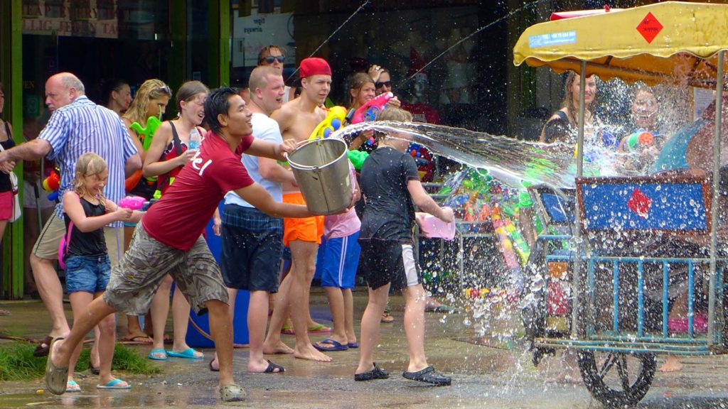 Wasserwerfer an Songkran, dem thailändischen Neujahrsfest