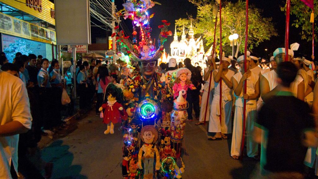 Verrückter Besucher der Loy Krathong Parade in Chiang Mai