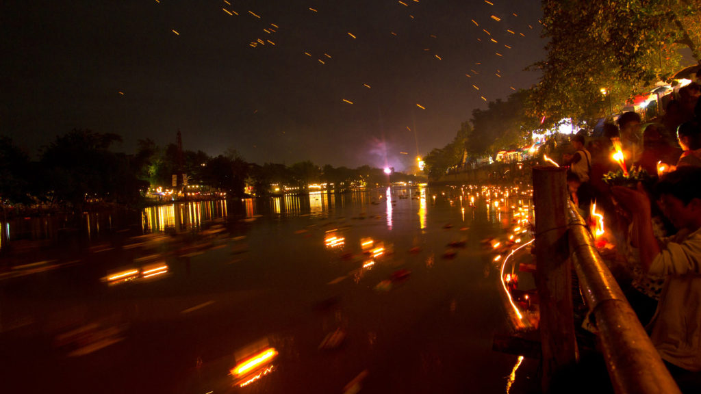 Der Ping Fluss in Chiang Mai mit darauf schwimmenden Krathongs