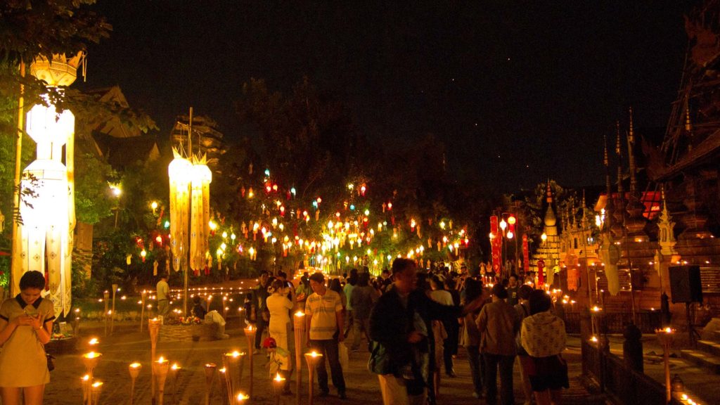Abendliche Besucher im Wat Phantao zu Loy Krathong, Chiang Mai
