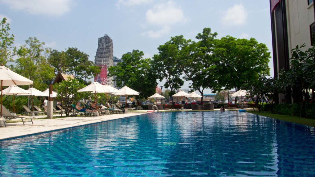 Der Swimmingpool des Ibis Bangkok Riverside