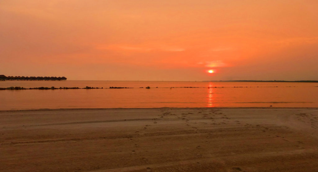 Sonnenuntergang am Bagan Lalang Beach in Sepang
