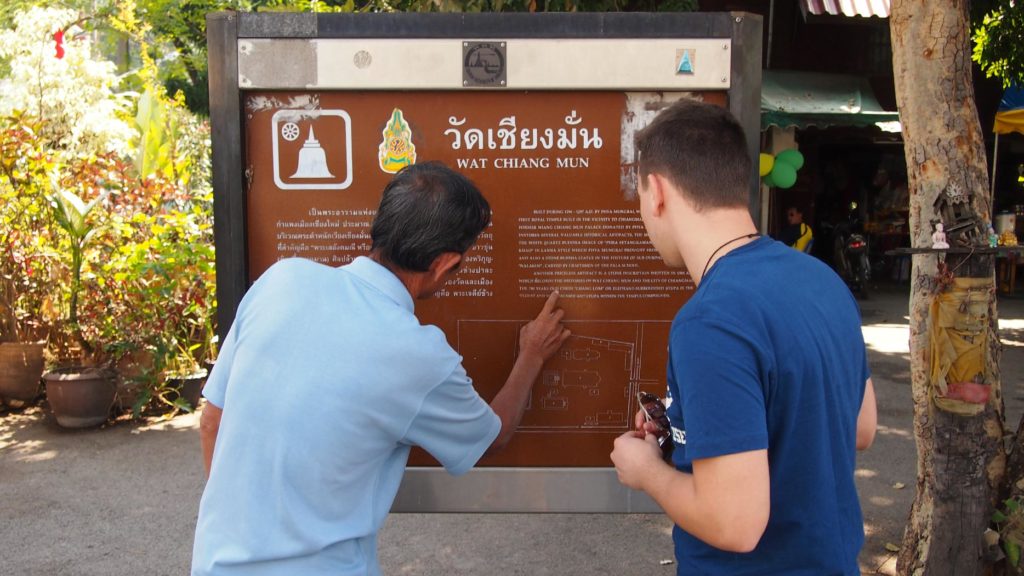 Ein freundlicher Thai erklärt den Wat Chiang Man in Chiang Mai