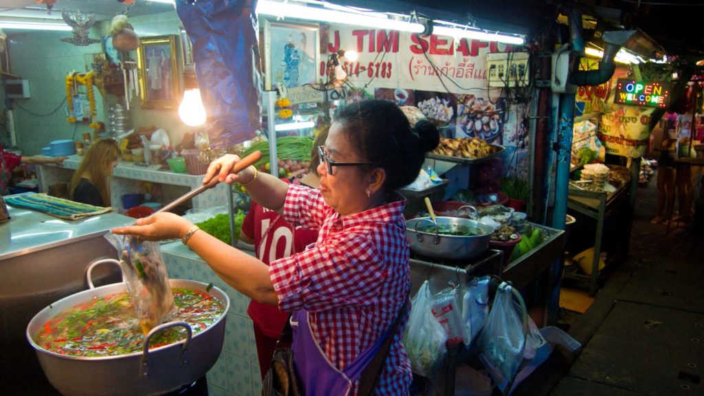 Verkäuferin auf dem Huay Kwang Nachtmarkt in Bangkok