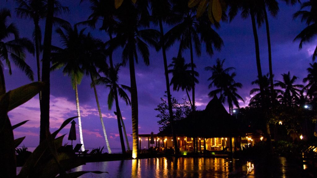 Restaurant, Poolbereich und Strand bei Nacht