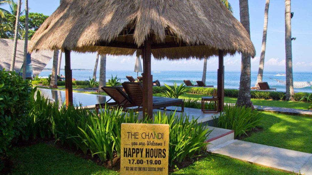 Poolbereich und Strand im The Chandi Resort, Lombok
