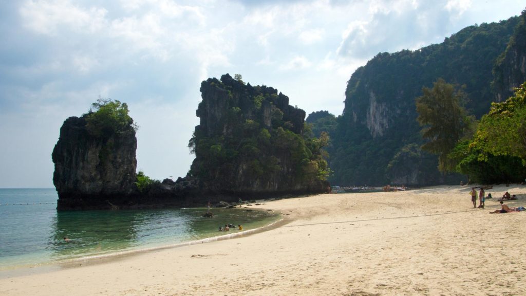 Felsen auf Hong Island, der den Strand in zwei Abschnitte unterteilt