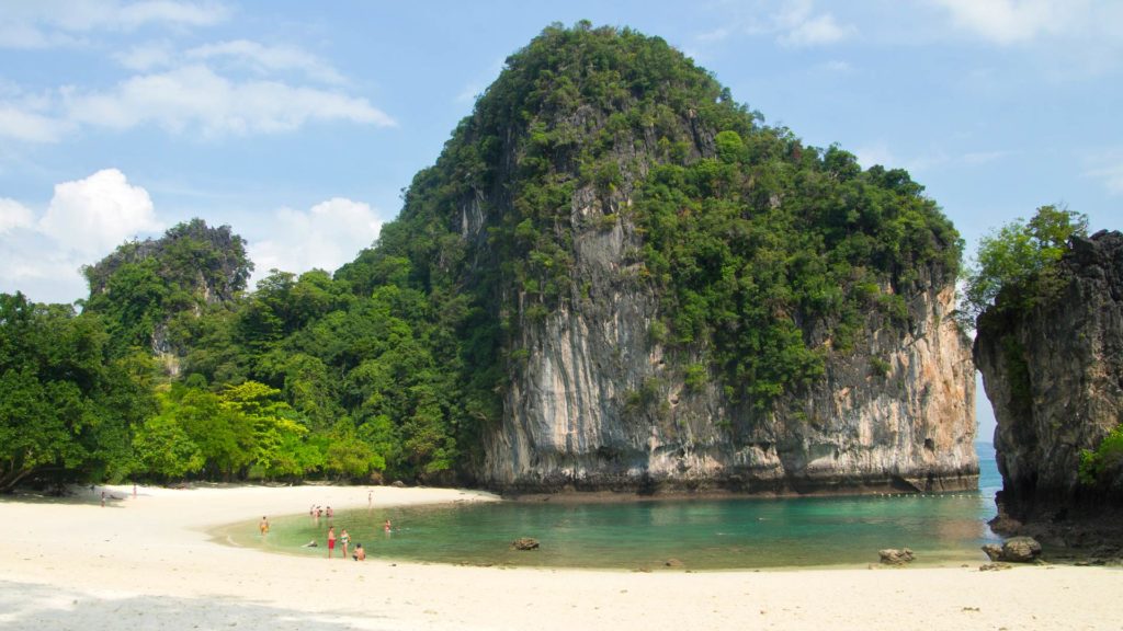 Die Bucht von Hong Island am Nachmittag bei Ebbe