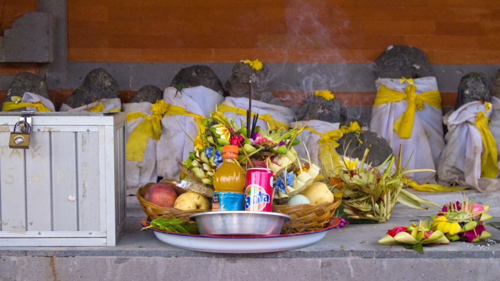 Die heiligen Rinjani-Steine und Opfergaben im Pura Lingsar