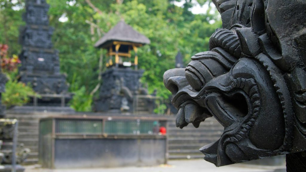 Dämonen-Statue im Pura Suranadi, Lombok