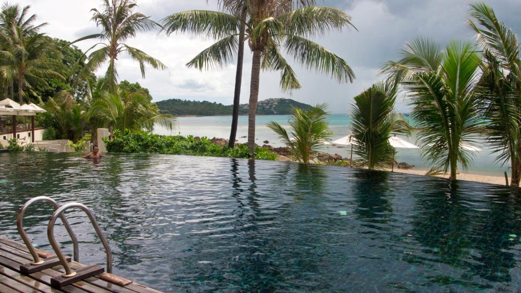 Der Infinity Pool des Anantara Lawana Resort & Spa auf Koh Samui