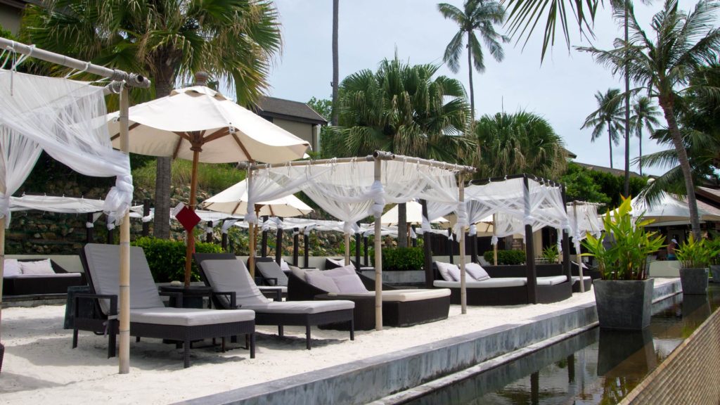 Gemütliche Betten am Swimmingpool des Anantara Lawana Resort & Spa, Koh Samui