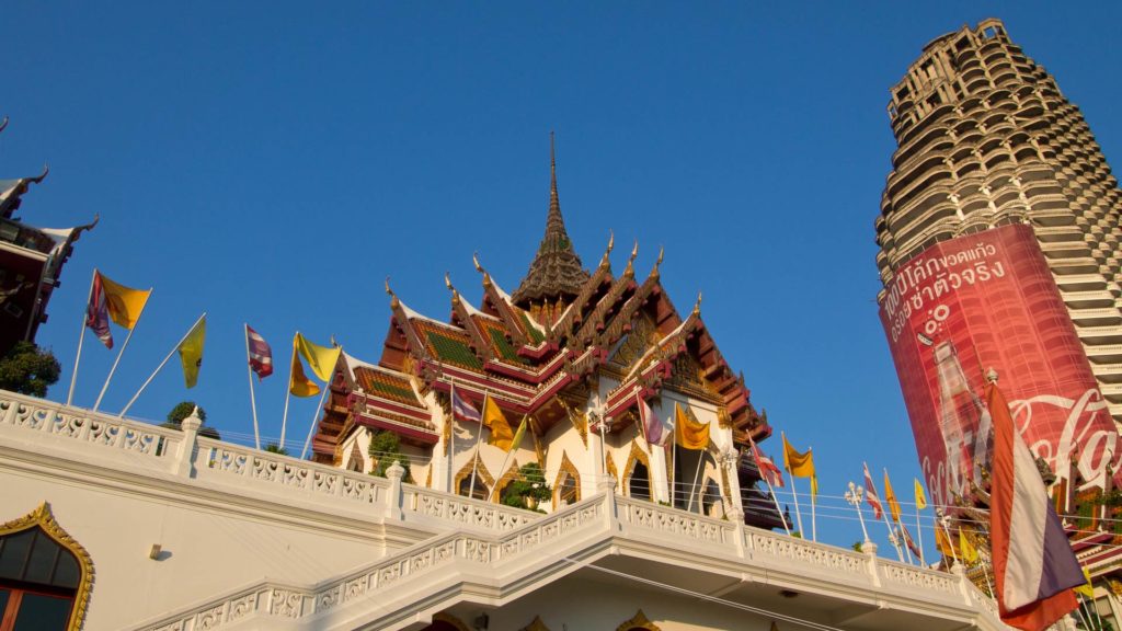 Der Wat Yannawa mit dem Sathorn Ghost Tower im Hintergrund, Bangkok