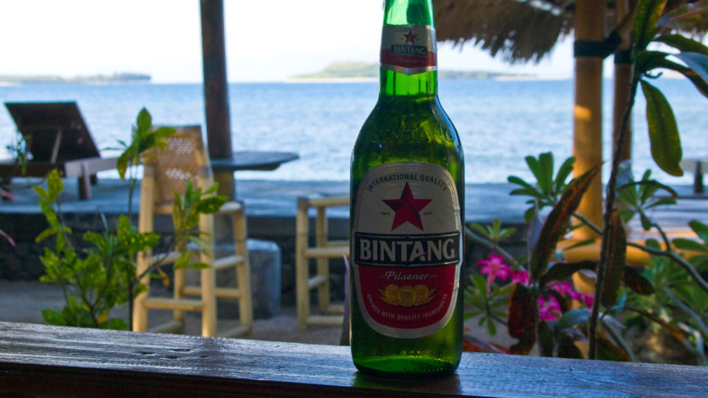 Bintang Bier mit Blick auf Gili Nanggu, Gili Tangkong und Gili Sudak (Krisna Bungalows and Restaurant)