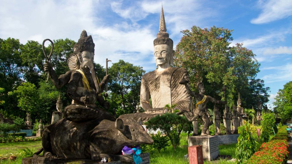 Ganesha- und Buddha-Statue im Sala Kaew Ku Skulpturenpark in Nong Khai