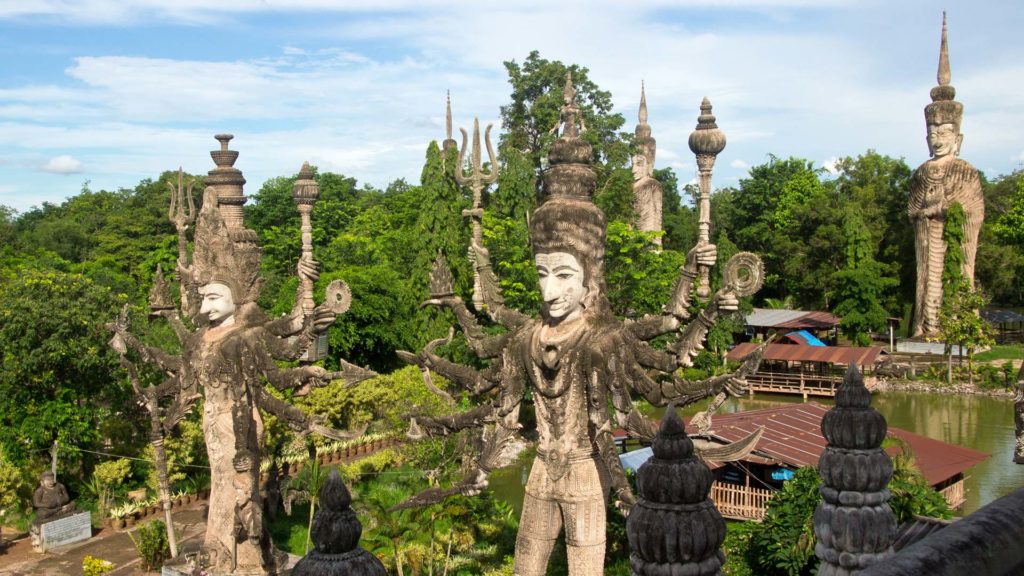 Statuen des Hindu-Gottes Durga und Buddha im Sala Kaew Ku Skulpturenpark, Nong Khai