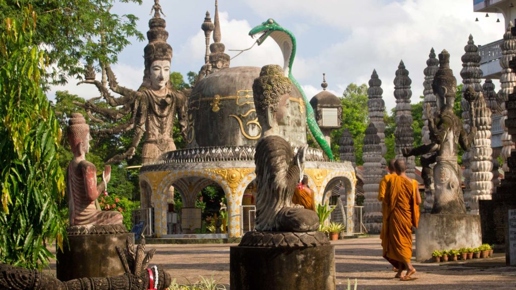 Mönche beim Besuch des Sala Kaew Ku in Nong Khai