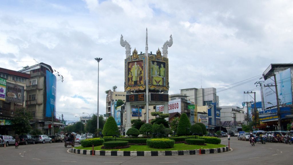 Der berühmte Clock Circle mit Bildern des Königs in Udon Thani