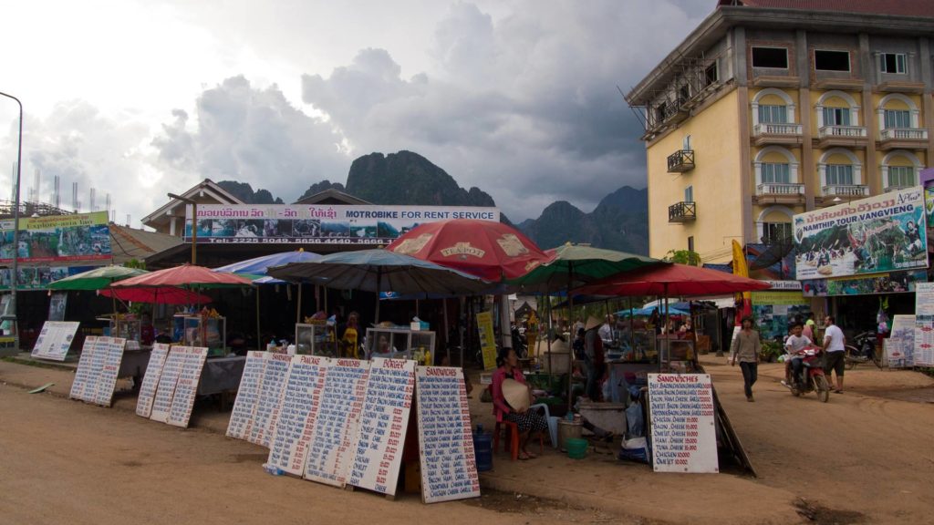 Einige Stände in Vang Vieng, die Sandwiches verkaufen