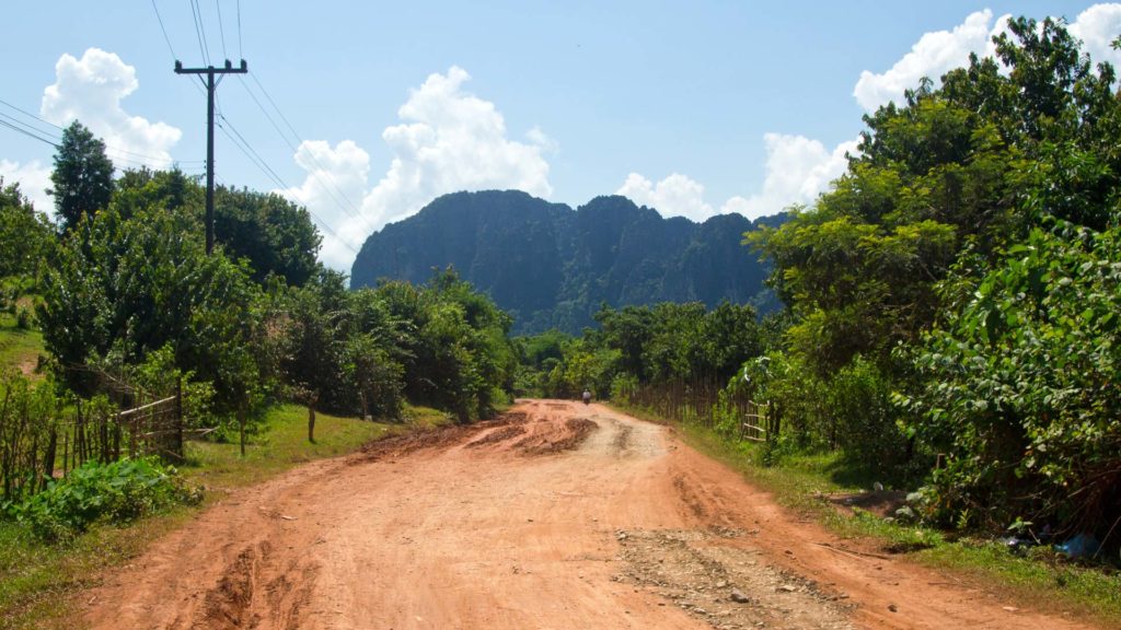 Steinige Straßen auf dem Weg zur blauen Lagune in Vang Vieng, Laos