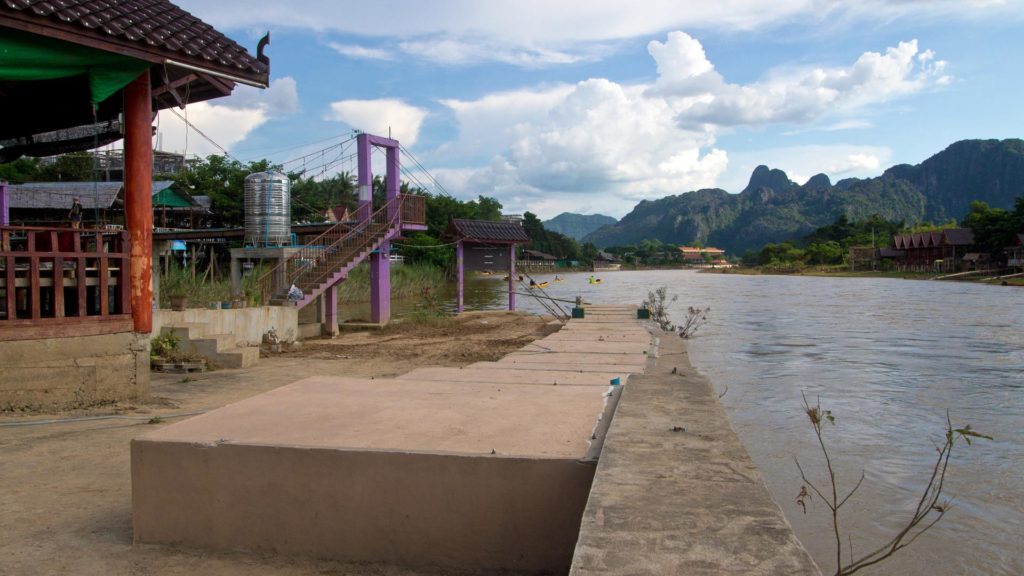 Der Nam Tok Fluss mit einigen Kajaks, Vang Vieng