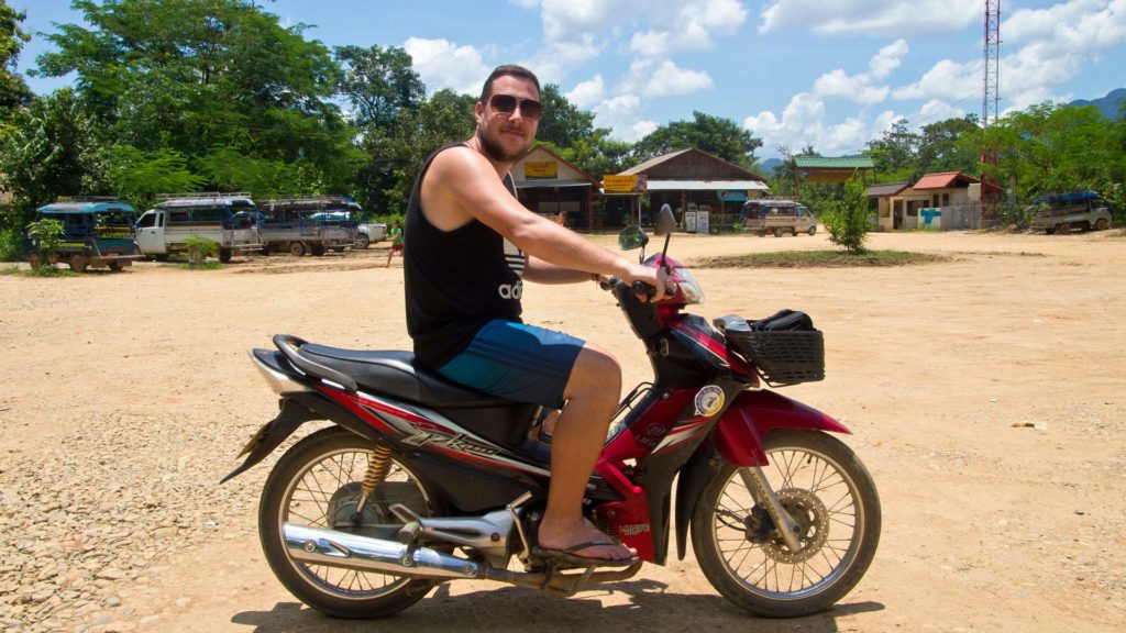 Tobi auf dem Motorbike an der blauen Lagune von Vang Vieng