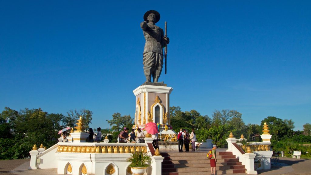 Die Anouvong Statue am Mekong, Vientiane