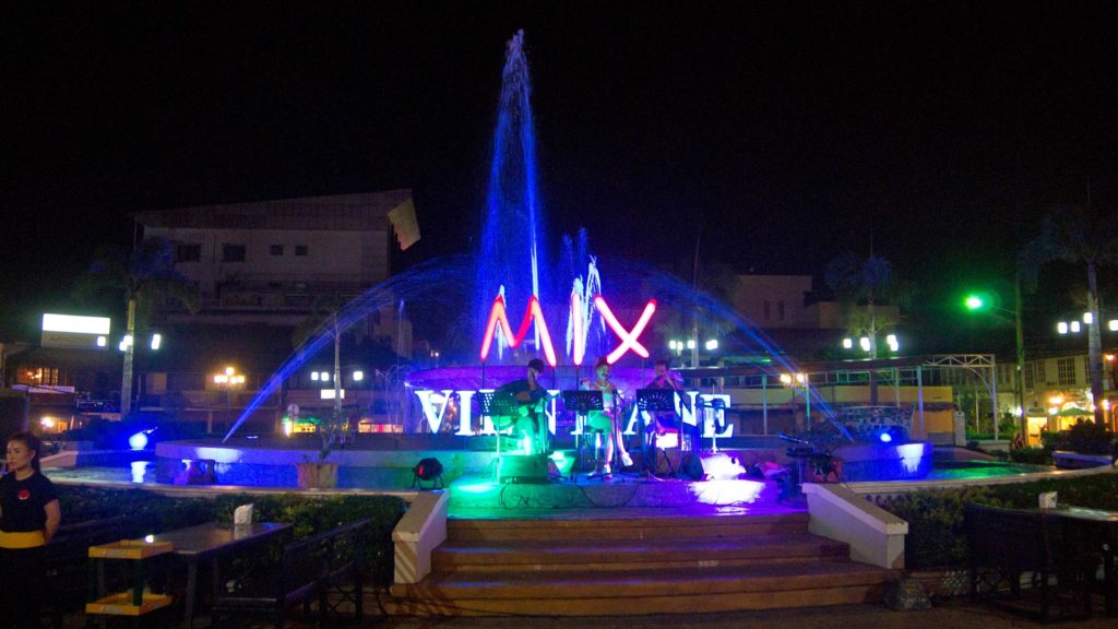 Nam Phou Fountain mit Livemusik am Abend, Vientiane