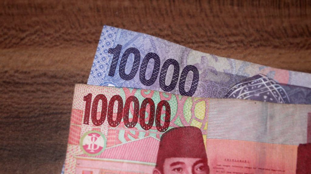 Indonesische 10.000 und 100.000 Rupiah Geldscheine