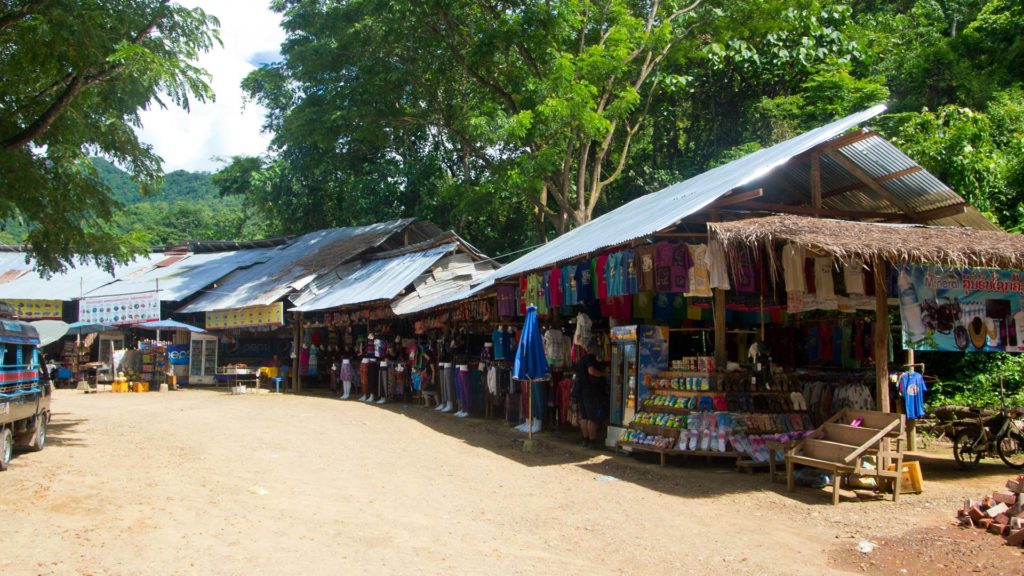 Ankunftsbereich des Kuang Si Wasserfalls mit diversen Shops