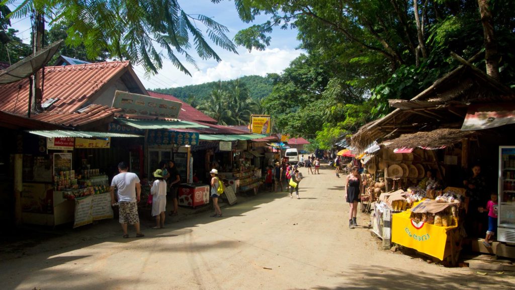 Essensmöglichkeiten vor dem Tat Kuang Si, Luang Prabang